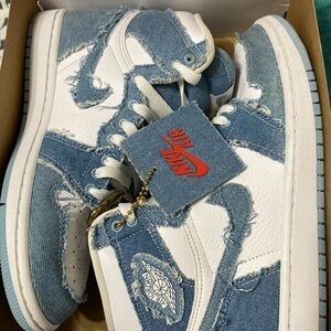 Jordan 1’s ig hi comes with red shoe shoes laces